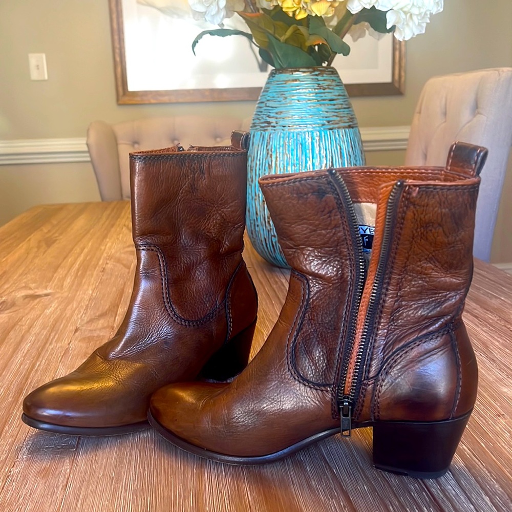 Womens Frye Boots 9 1/2